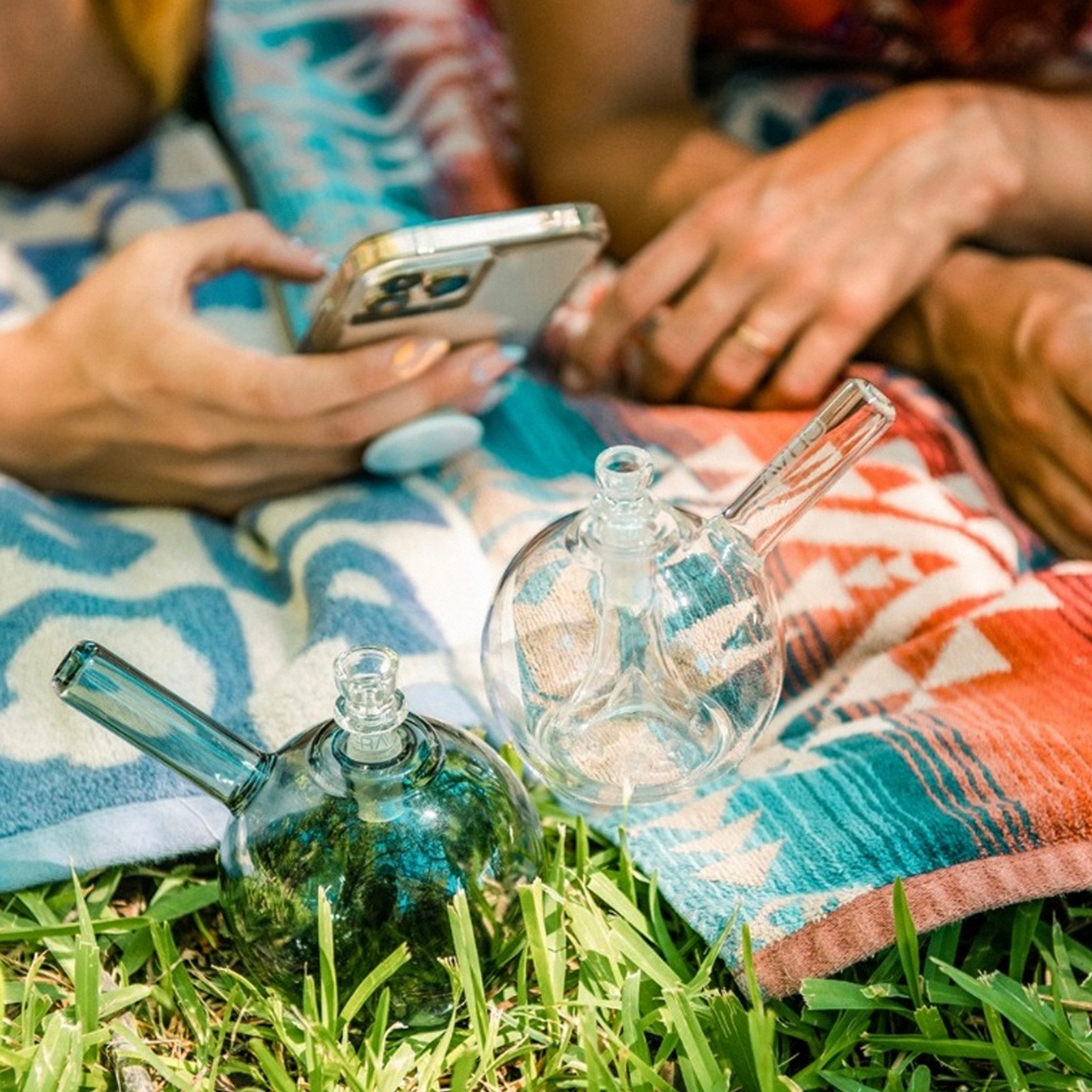 Der Grav Globe bubbler in Lichtgrau in der Grav kollektion auf extraordinaryshit.com. eine Glas Bong von Grav für Kräuter und zum dabben geeignet. Premium Cannabis Zubehör.