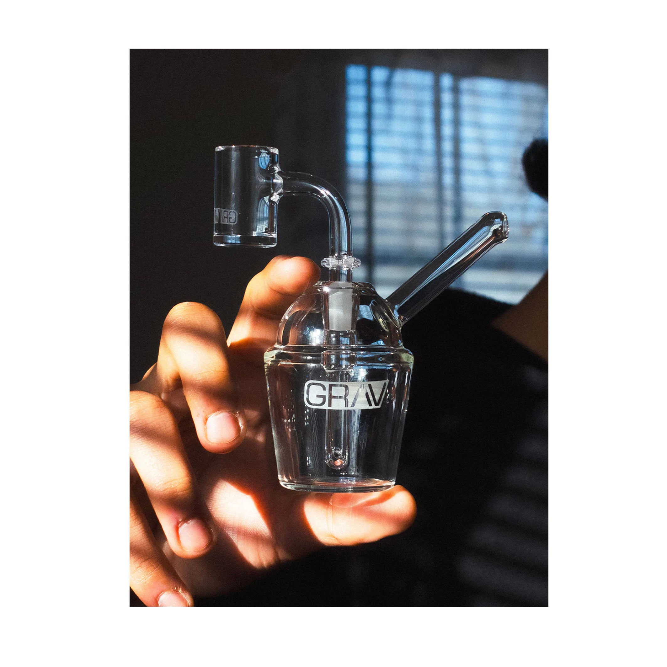 Der Grav Slush Cup Taschen Bubbler - Bong für Cannabis Liebhaber. In der Grav kollektion auf extraordinaryshit.com erhältlich. Die Grav Bubbler -Bong für premium genuss.