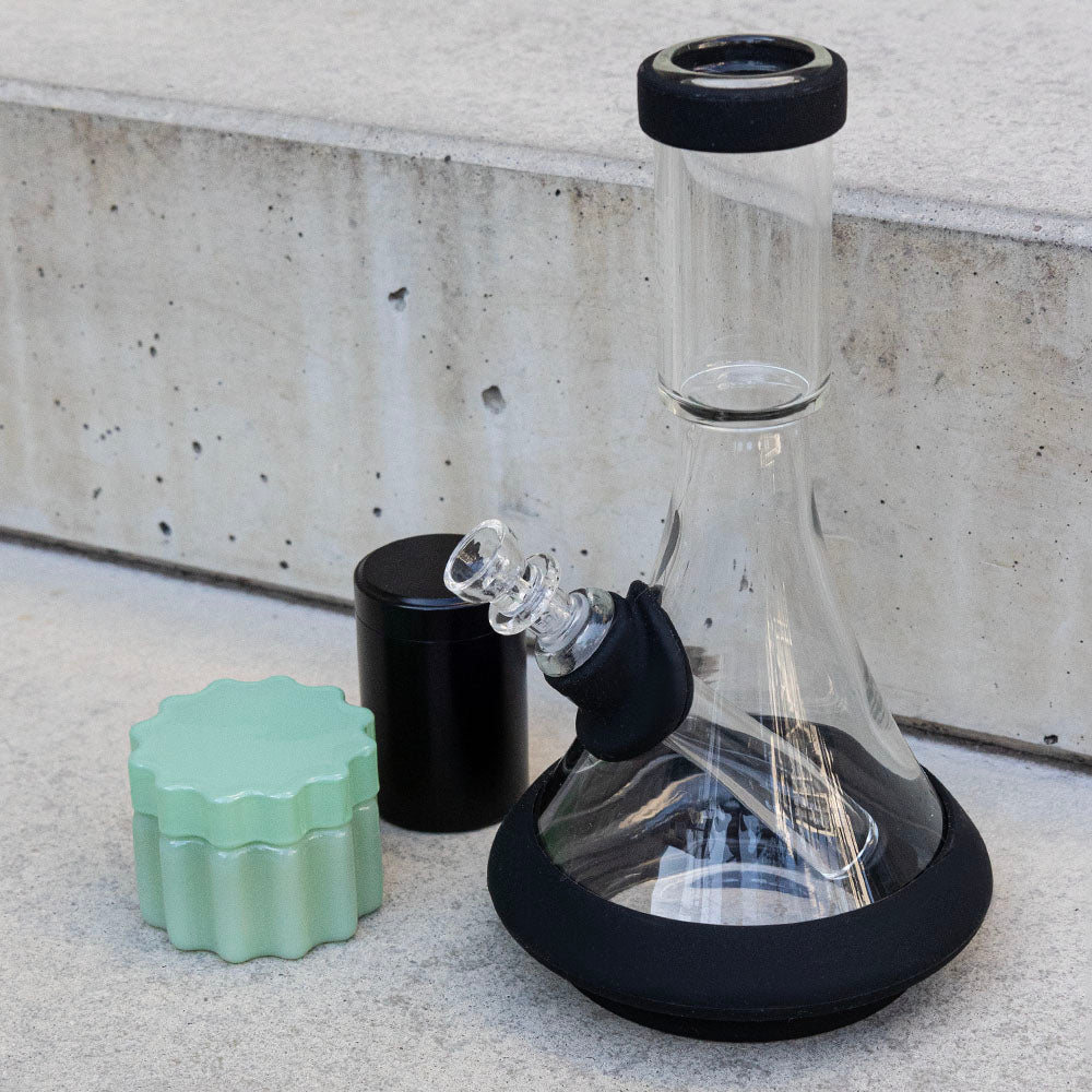 etos* Cannabis Geschenk Set - Urban Drip. Mit dem Grav Deco beaker in Silikon und dem yewYew Mini Stash. Ein geschnekset mit Bong und Aufbewahrung zum Cannabis rauchen und verstauen.