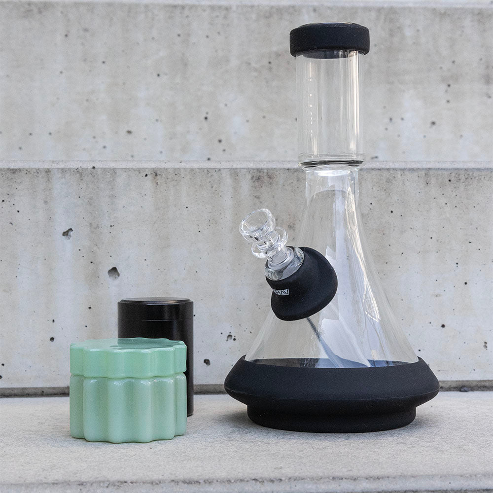 Geschenk bundle für cannbis Lover und Stoner. etos* urban drip. mit der premium glas bong von Grav und der aufbewahrung von yewyew. ein cannabis set zum rauchen von weed.