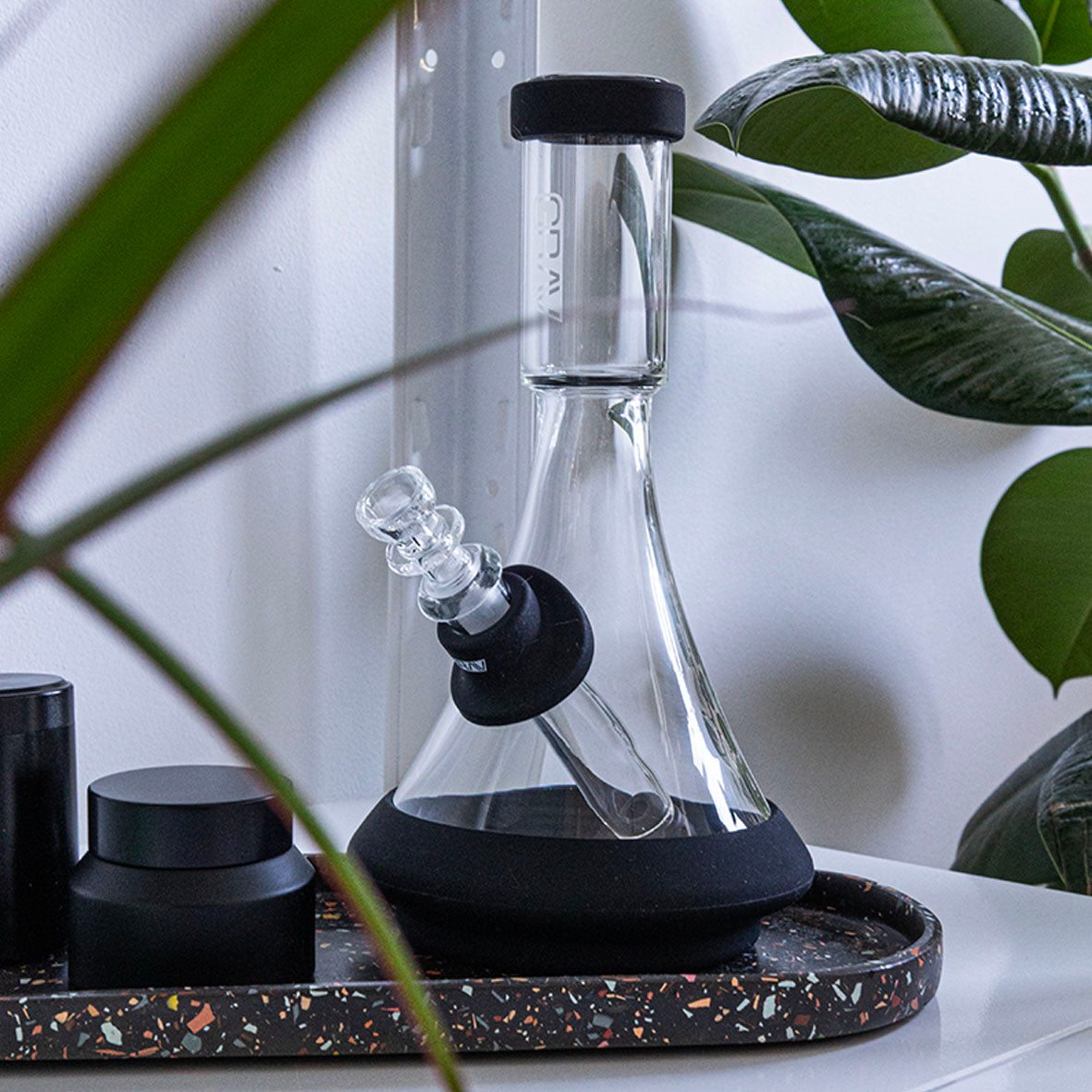 Der Grav deco beaker. eine premium glas bong aus dickem borosilikatglas. mit silikonapplikationen zum schutz für das glas. eine glas rig zum rauchen von cannabis.