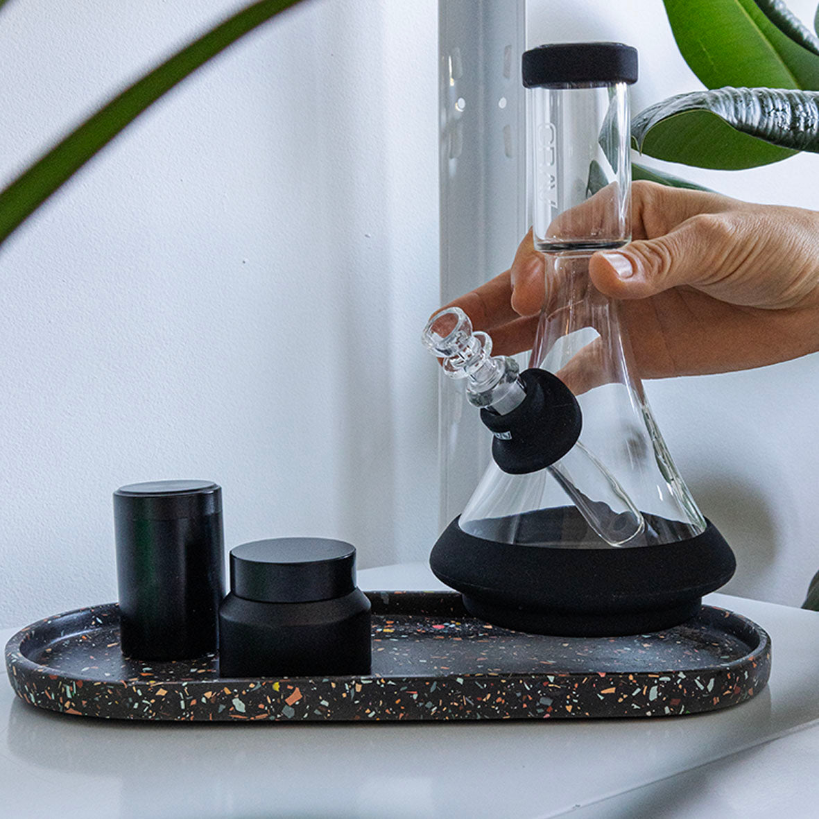 Grav Deco beaker in silikon. eine premium glas bong für cannabis lover. hochwertiges borosilikatglas gepaart mit silikon applikationen in schwarz. der grav deco beaker zum rauchen von cannabis.