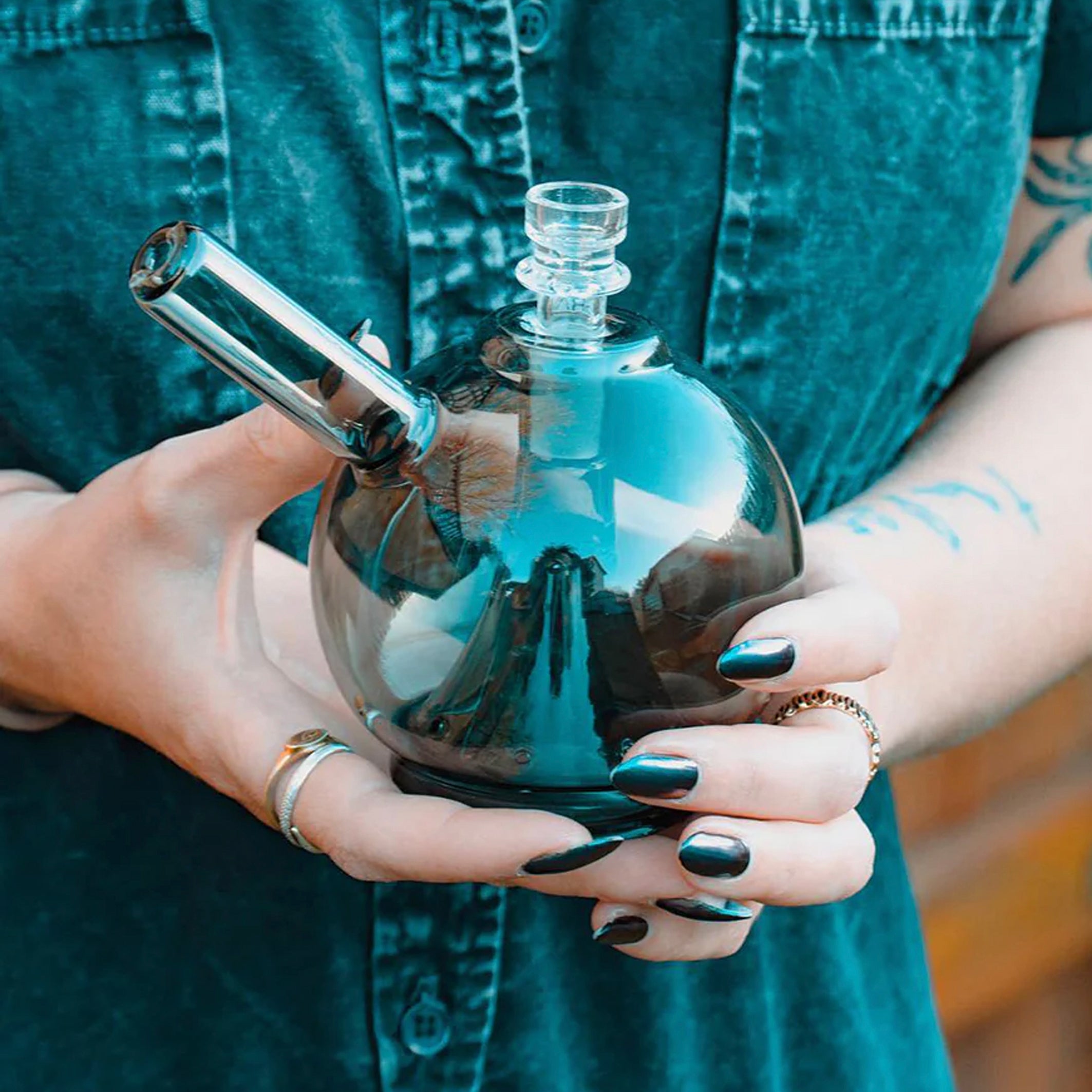 Der Grav Globe bubbler in Lichtgrau in der Grav kollektion auf extraordinaryshit.com. eine Glas Bong von Grav für Kräuter und zum dabben geeignet. Premium Gals Bong.